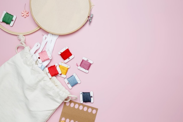 súpravy vyšívania vystavené na stole